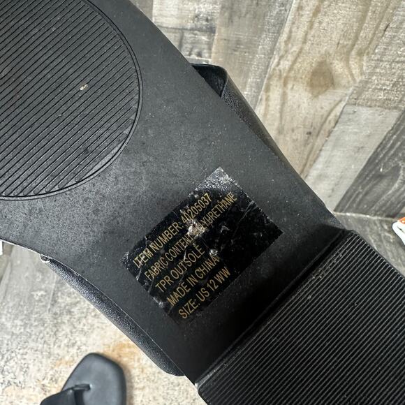 Torrid Square Toe Thong Cushioned Sandal Wide Width Black Women's 12WW - Picture 3 of 10